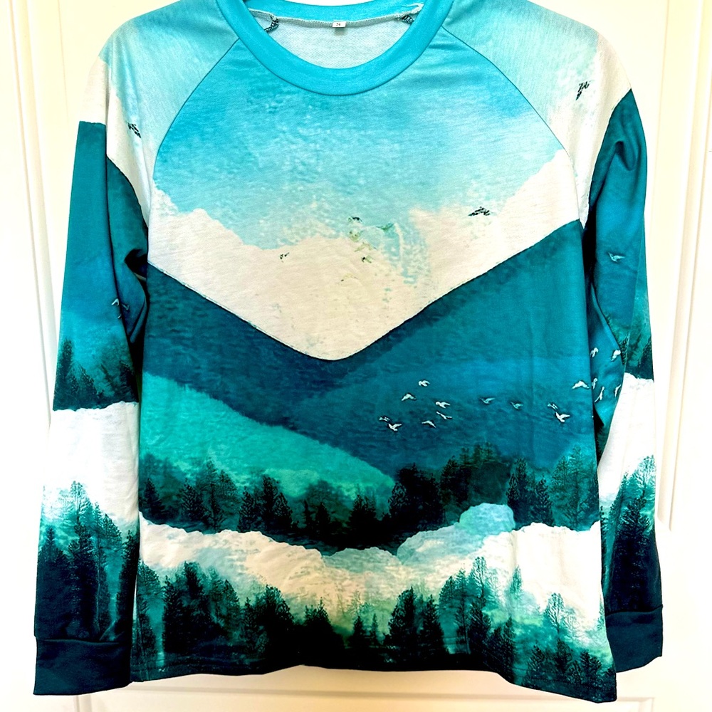 Lightweight sweatshirt/long sleeve with mountains and birds
